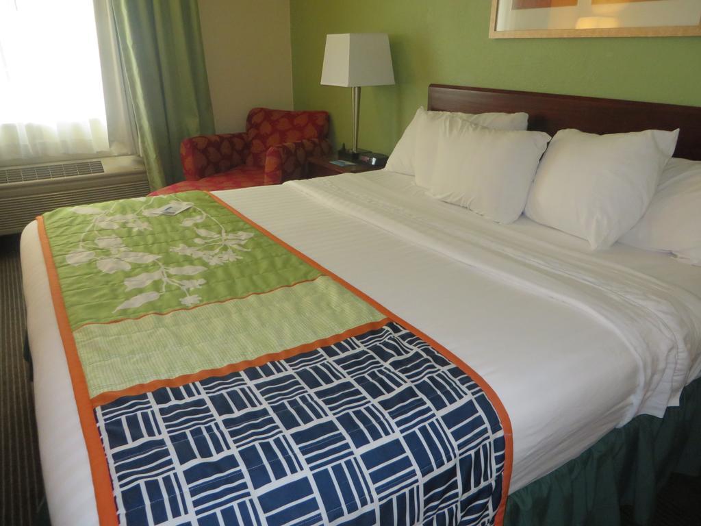 Baymont By Wyndham Jefferson City Room photo